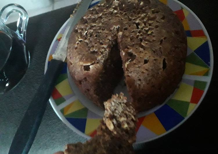 Bolo de banana com chocolate na caneca sem trigo