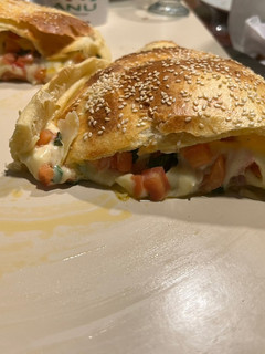 Una foto de Calzone Caprese