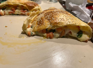 Una foto de Calzone Caprese