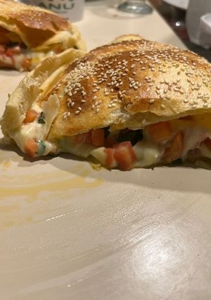 Una foto de Calzone Caprese