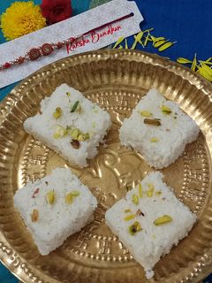 नारळाची वडी (naralachi wadi recipe in marathi) रेसिपी चे मुख्य फोटो