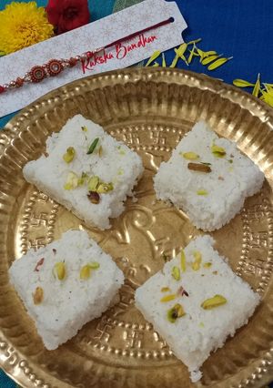 नारळाची वडी (naralachi wadi recipe in marathi) रेसिपी चे मुख्य फोटो 