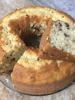 Una foto de Bizcochuelo esponjoso con trozos de chocolate- 1/2 receta-