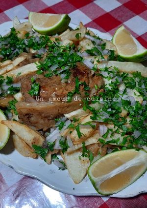Une photo de Agneau aux frites sauce blanche 🍋