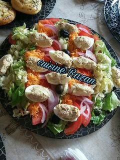 صورة لوصفة سلاطة مشكلة مع بيض الميموزا
