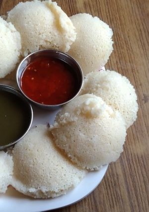 रवा इडली (rava idli recipe in Hindi) रेसिपी मुख्य फोटो