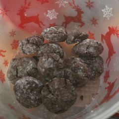 A picture of Chocolate crinkle cookies.