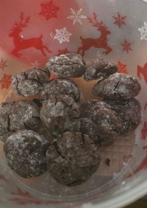 A picture of Chocolate crinkle cookies.