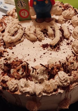 Una foto de Torta Moka para mi pollo ☺️🎂🐥