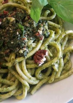 Una foto de Bucatini Pesto