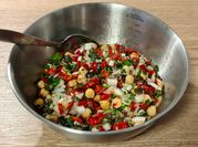 Una foto de garbanzos con pescado