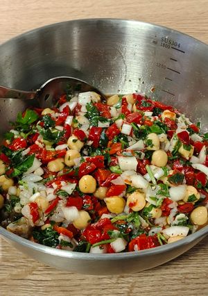 Foto principal de Ensalada del día, con bacalao ahumado, garbanzos y piquillo