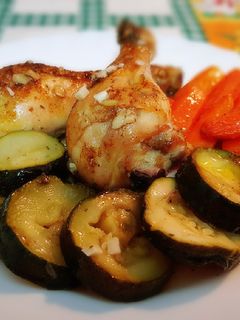 Una foto de Jamoncitos de pollo asados con guarnición de verduras