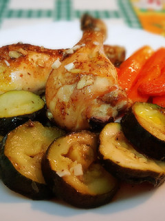 Una foto de Jamoncitos de pollo asados con guarnición de verduras