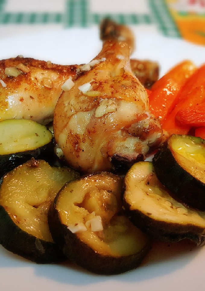 Una foto de Jamoncitos de pollo asados con guarnición de verduras