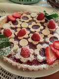 Crostata con marmellata di fragole e fragole fresche
