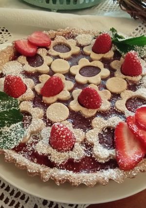 Foto di Crostata con marmellata di fragole e fragole fresche