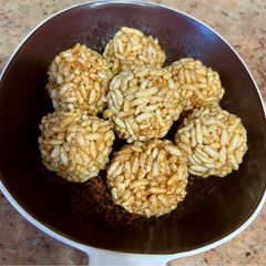 A picture of Puffed Rice { Murmura } Ladoo.