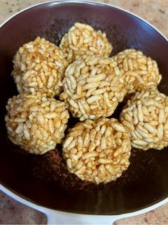 A picture of Puffed Rice { Murmura } Ladoo.