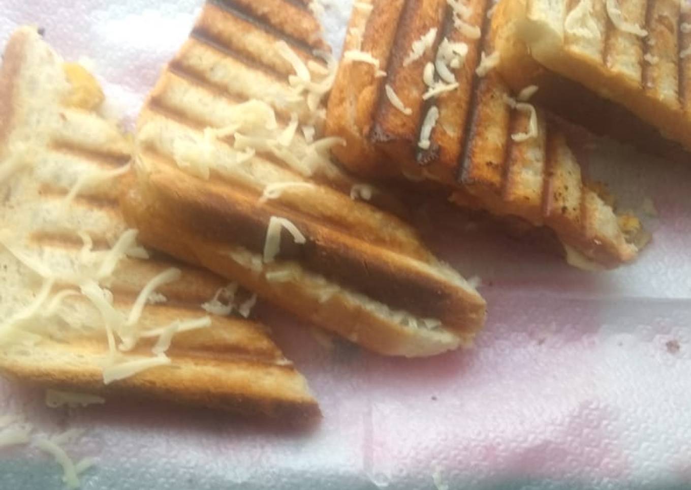 Cheesy grilled sandwich