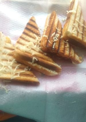 A picture of Cheesy grilled sandwich.