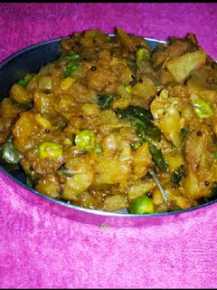A picture of Potato green peas curry.