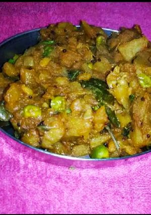 A picture of Potato green peas curry.