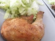 Una foto de pollo marinado con hierbas