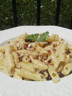 Una foto de Macarrones con salsa de mascarpone y frutos secos