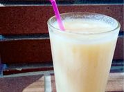Una foto de smoothies con leche de coco