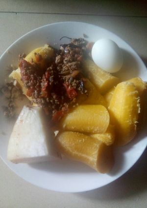 A picture of Boiled plantain,boiled yam,boiled egg and sauce.