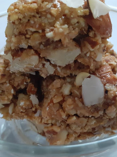 A picture of Instant energy granola bars.