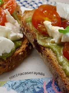 Una foto de Tosta con pesto y tomatitos