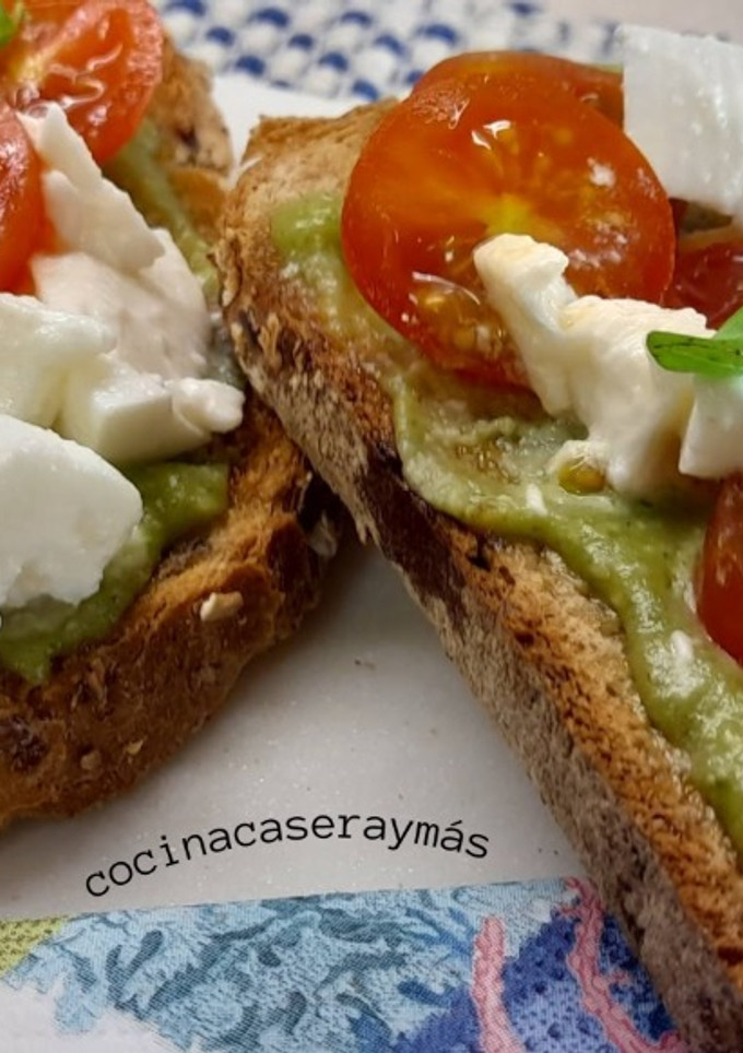 Una foto de Tosta con pesto y tomatitos