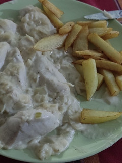 Una foto de Pollo al queso con patatas.Fácil y rápido