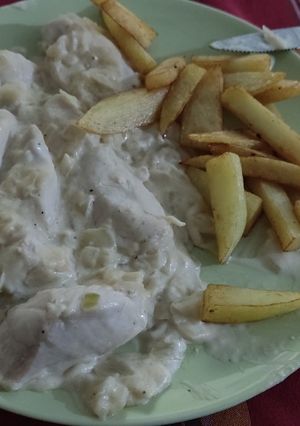 Una foto de Pollo al queso con patatas.Fácil y rápido