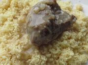 Una foto de couscous con ternera