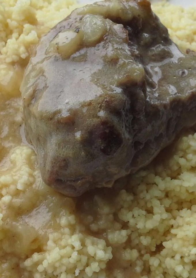Una foto de Carrilleras de cerdo en salsa de cebolla y vino blanco