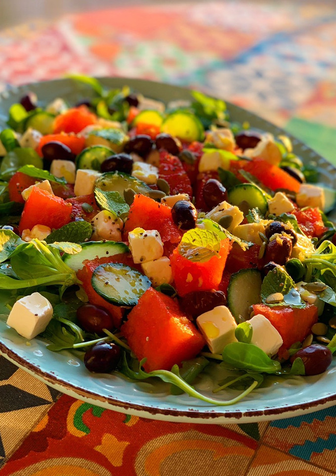 Una foto de Ensalada griega con sandía🍉