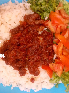 A picture of Rice,stew and salat.