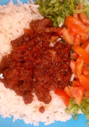 A picture of Rice,stew and salat.
