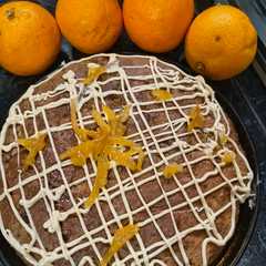 Una foto de Torta integral de avena y naranja 🍊🍊🍊