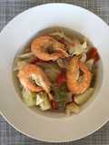 Sopa de verduras y gambas