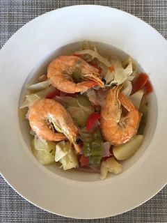 Una foto de Sopa de verduras y gambas