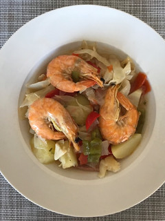 Una foto de Sopa de verduras y gambas