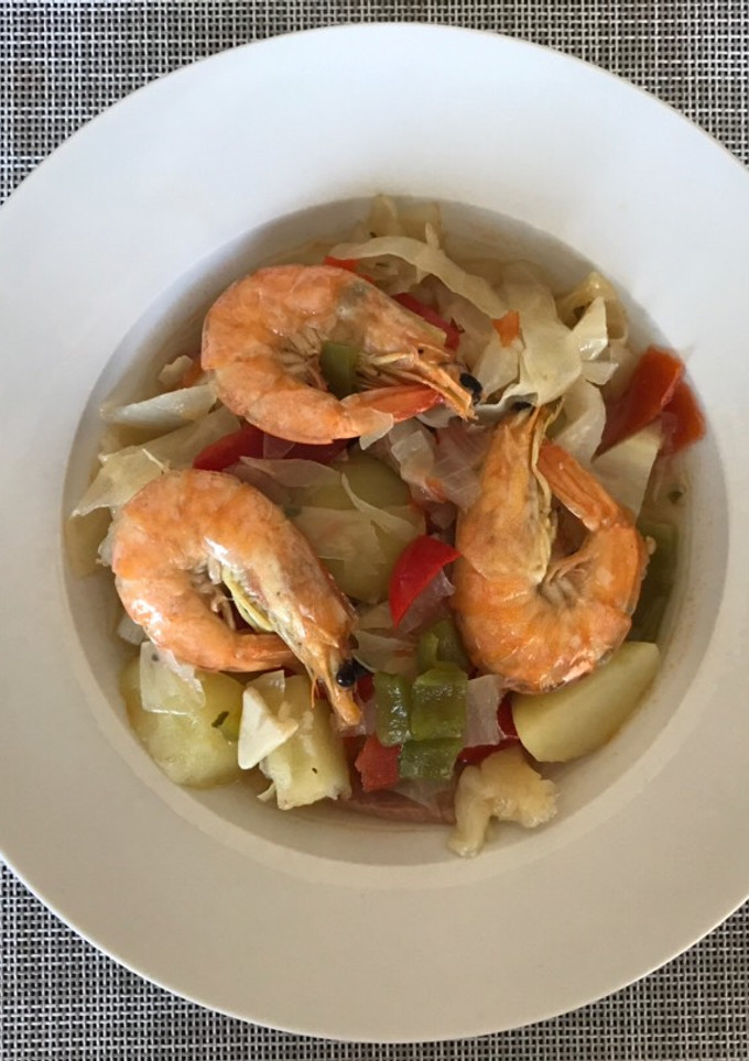 Una foto de Sopa de verduras y gambas