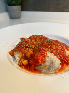 Una foto de Ñoquis caseros rellenos de mozzarella con salsa de tomate, bacon y puerro🍅