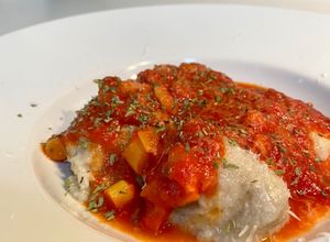 Foto principal de Ñoquis caseros rellenos de mozzarella con salsa de tomate, bacon y puerro🍅