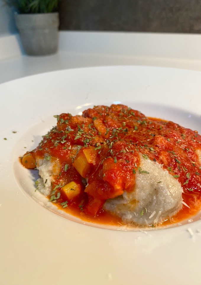 Una foto de Ñoquis caseros rellenos de mozzarella con salsa de tomate, bacon y puerro🍅