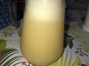 Una foto de champagne con limon